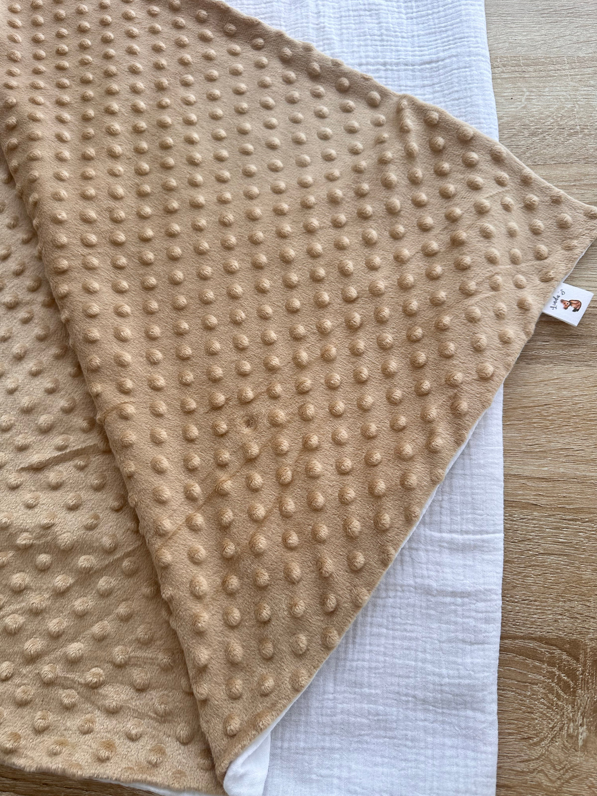 Couverture bébé en minky camel et gaze de coton blanc