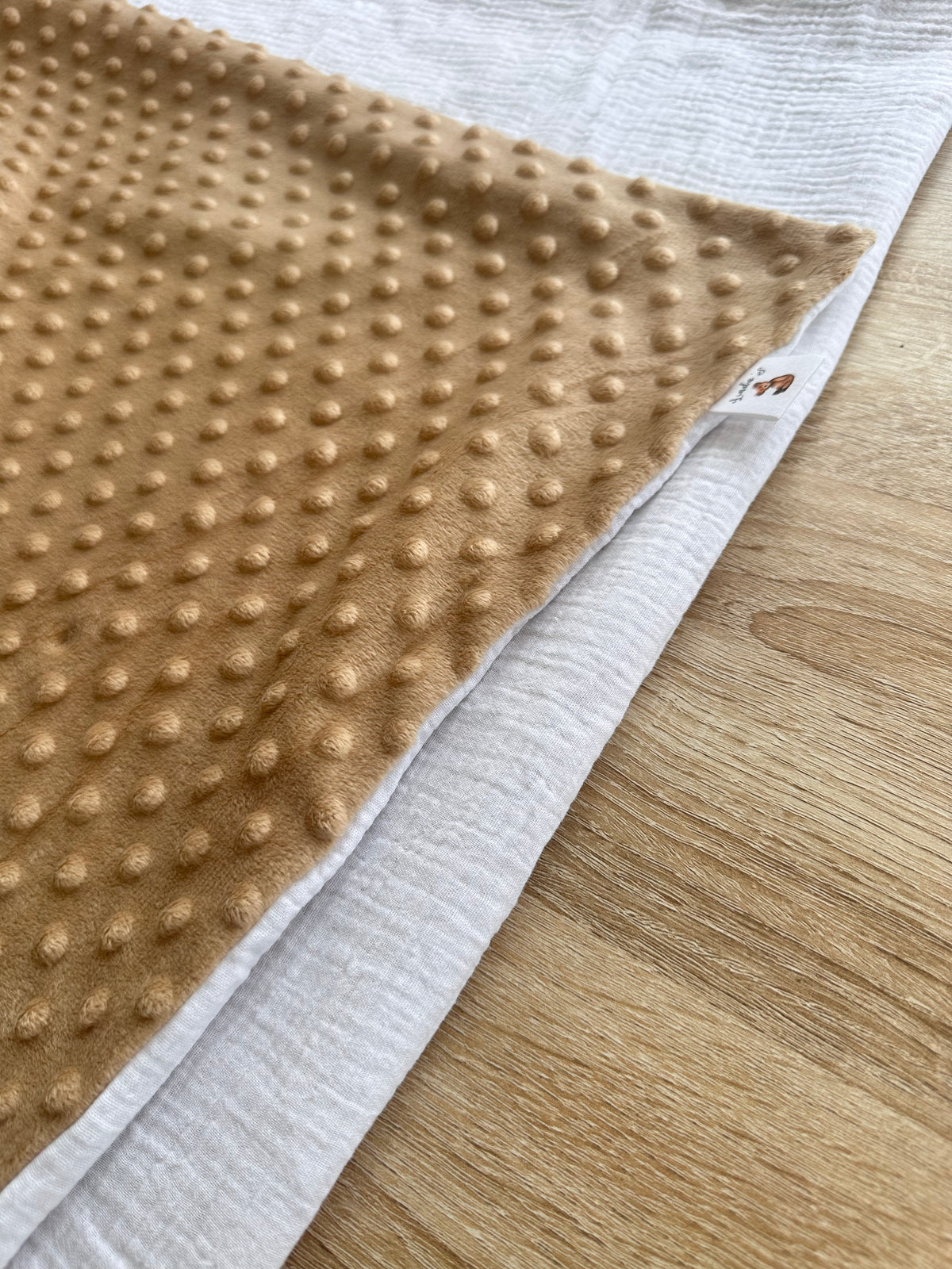 Couverture bébé en minky camel et gaze de coton blanc