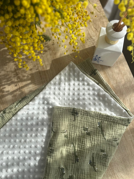 Couverture bébé en minky écru  et gaze de coton vert à motif crocodiles