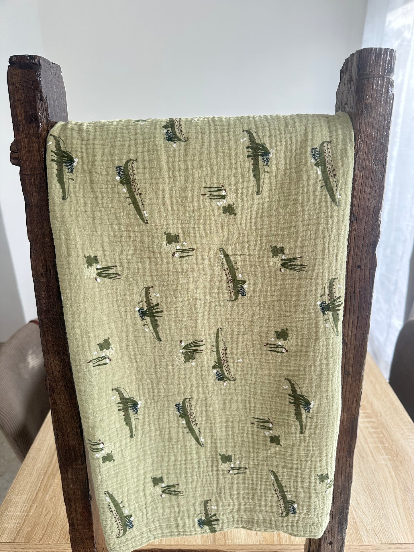 Couverture bébé en minky écru  et gaze de coton vert à motif crocodiles