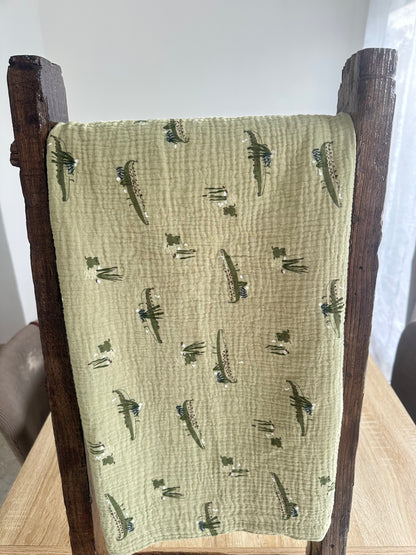 Couverture bébé en minky écru  et gaze de coton vert à motif crocodiles