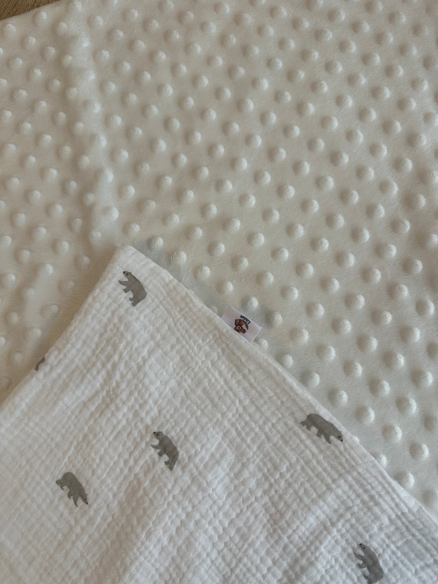 Couverture bébé en minky écru  et gaze de coton blanc à motif ourse