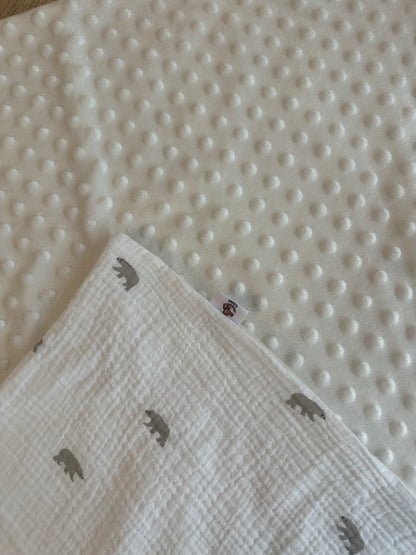 Couverture bébé en minky écru  et gaze de coton blanc à motif ourse