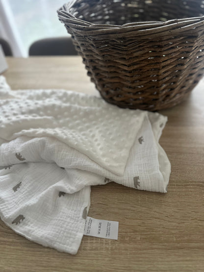 Couverture bébé en minky écru  et gaze de coton blanc à motif ourse