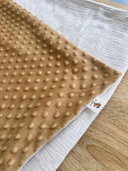 Couverture bébé en minky camel et gaze de coton blanc