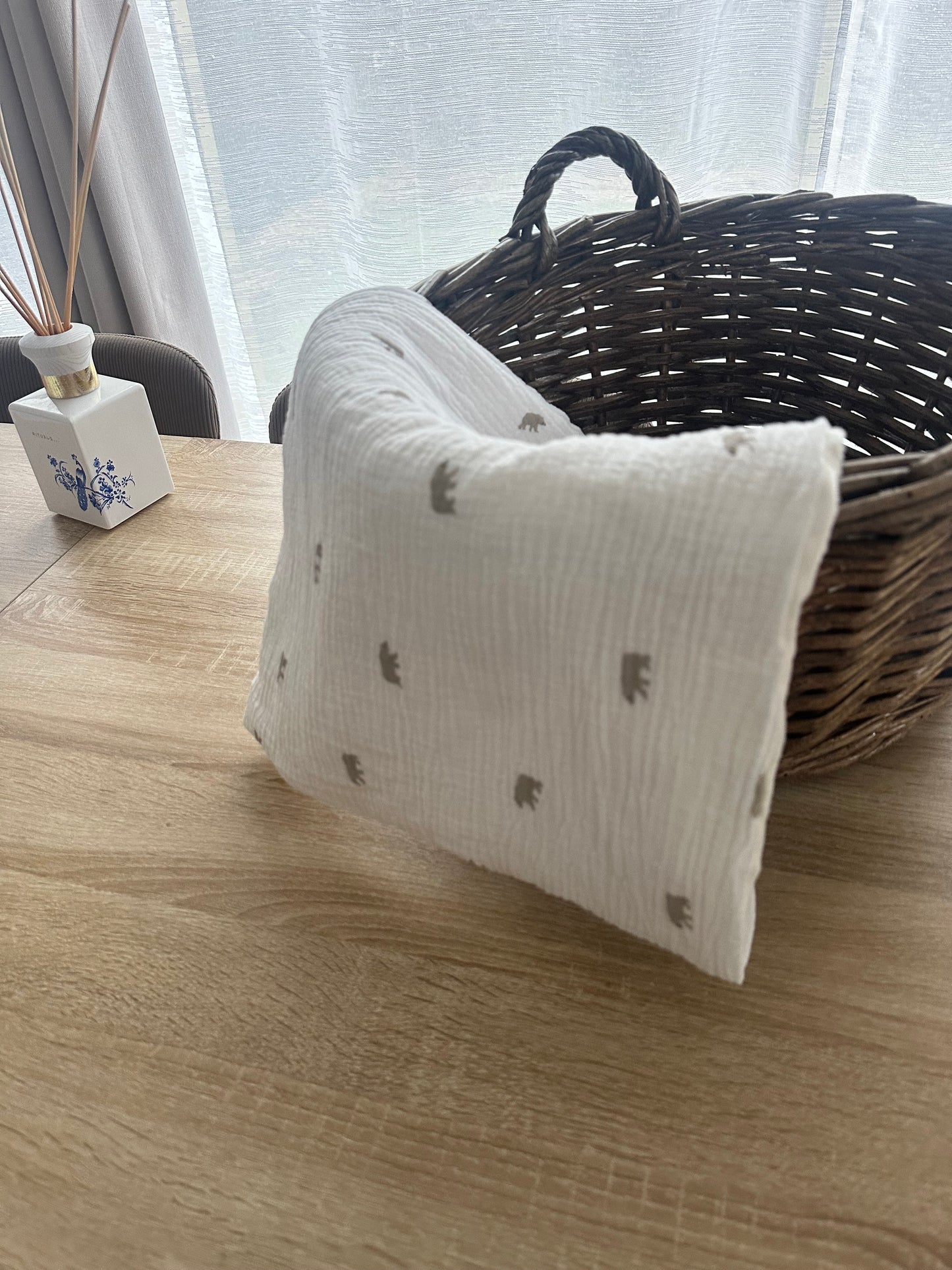 Couverture bébé en minky écru  et gaze de coton blanc à motif ourse