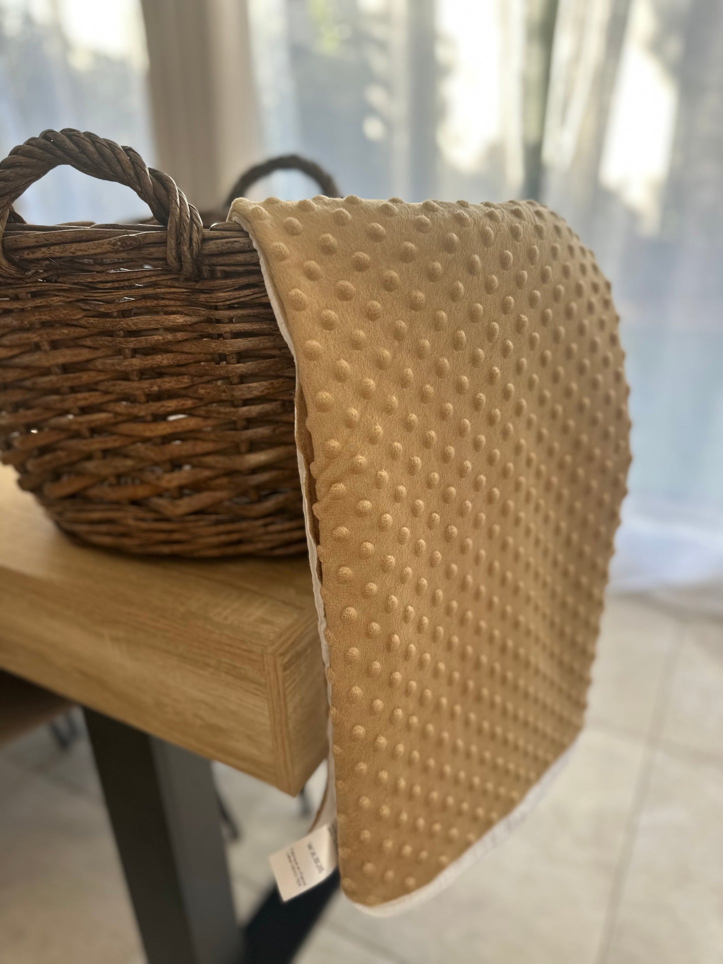 Couverture bébé en minky camel et gaze de coton blanc