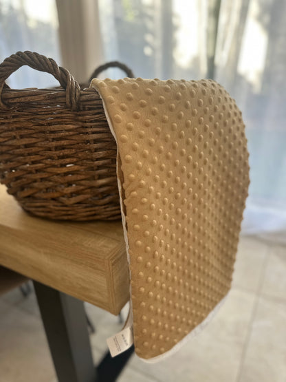 Couverture bébé en minky camel et gaze de coton blanc