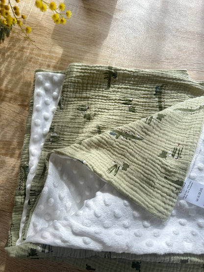 Couverture bébé en minky écru  et gaze de coton vert à motif crocodiles