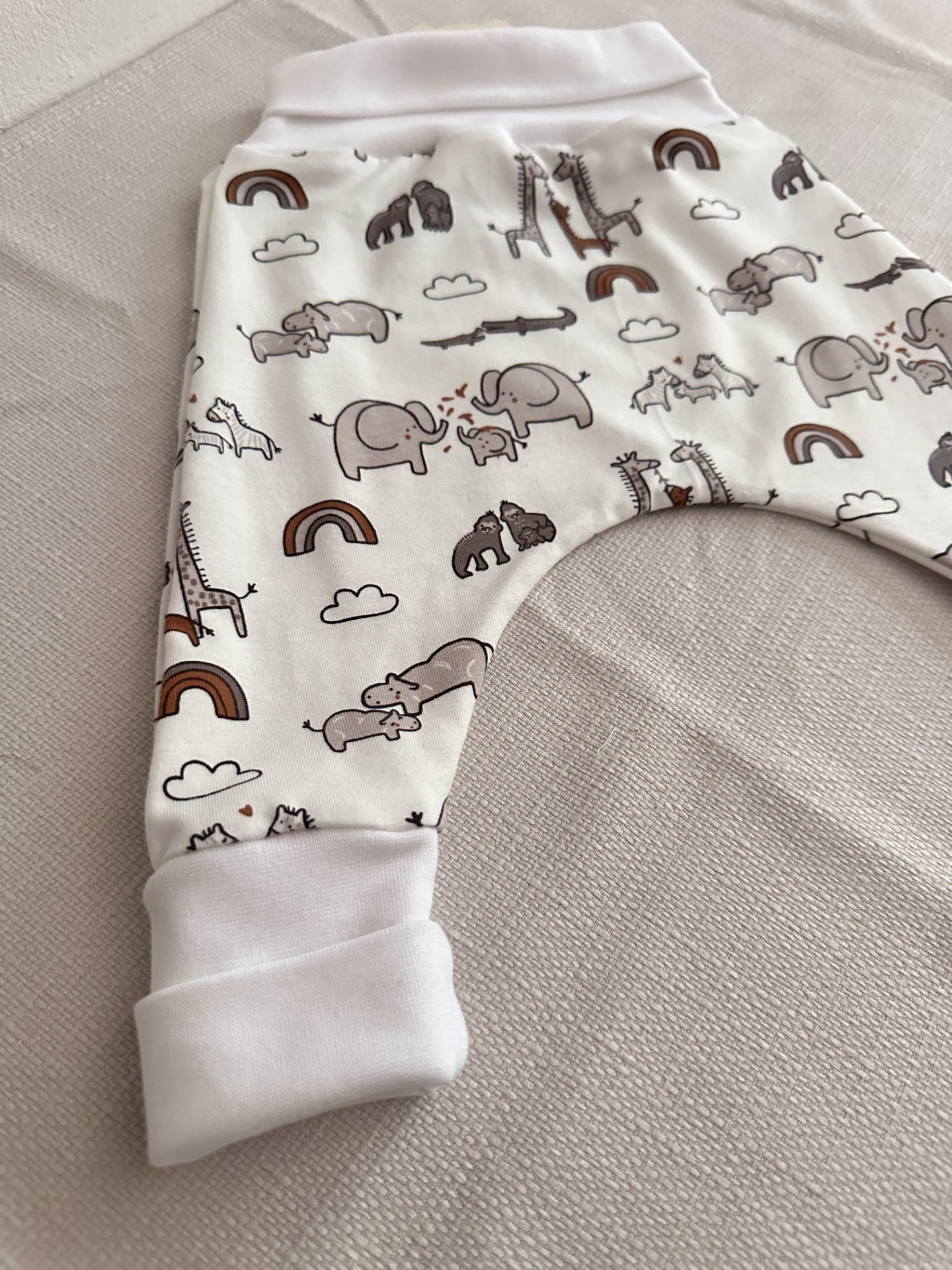 Saourel taille 6 mois à motif animaux fond blanc cassé