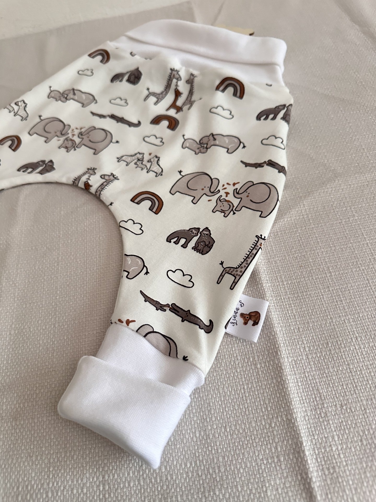 Saourel taille 6 mois à motif animaux fond blanc cassé
