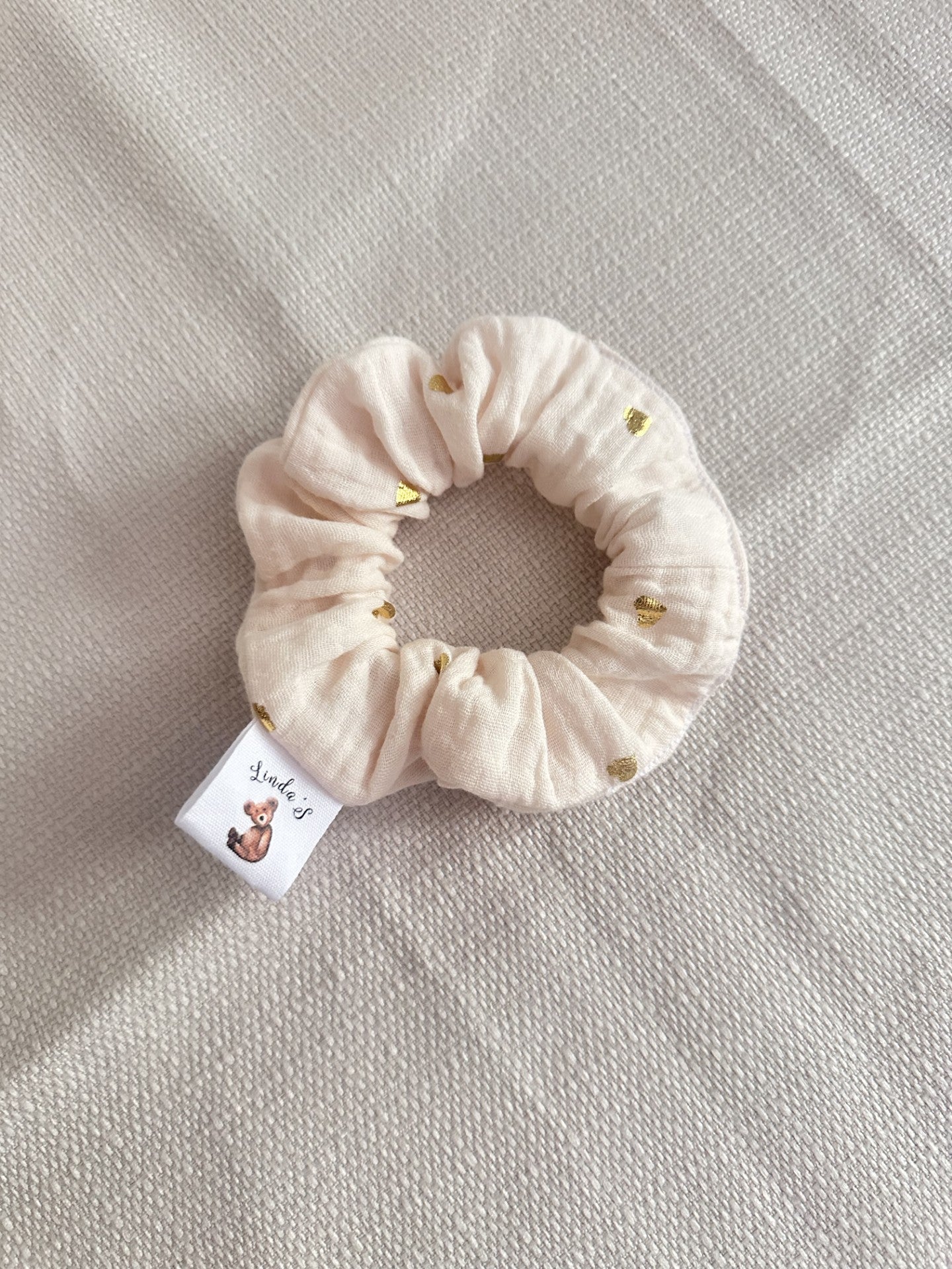 Chouchou gaze de coton beige motif coeur dorée
