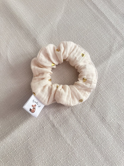 Chouchou gaze de coton beige motif coeur dorée