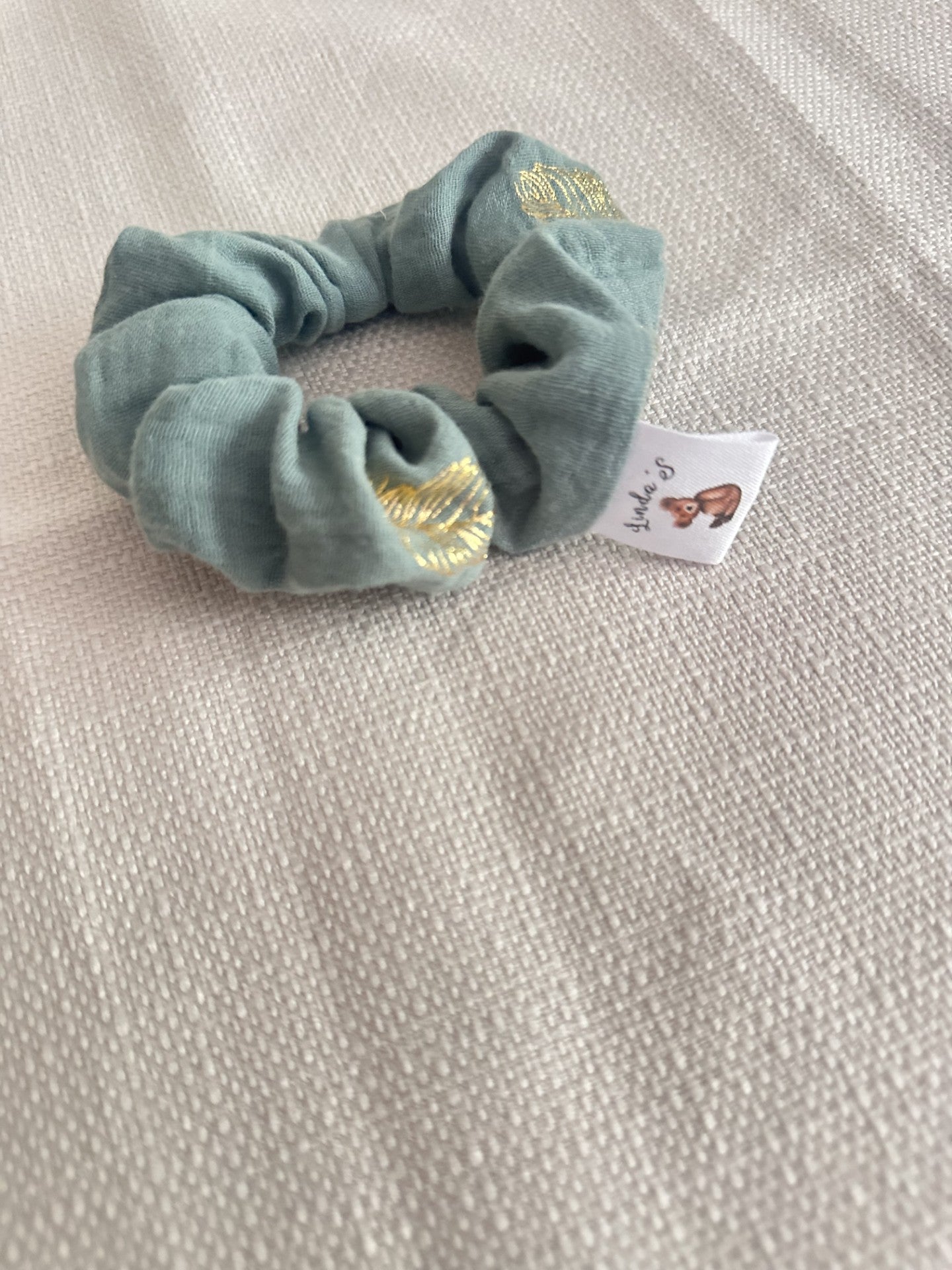 Chouchou en gaze de coton vert à motif feuille dorée