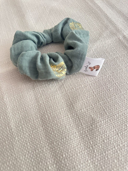 Chouchou en gaze de coton vert à motif feuille dorée