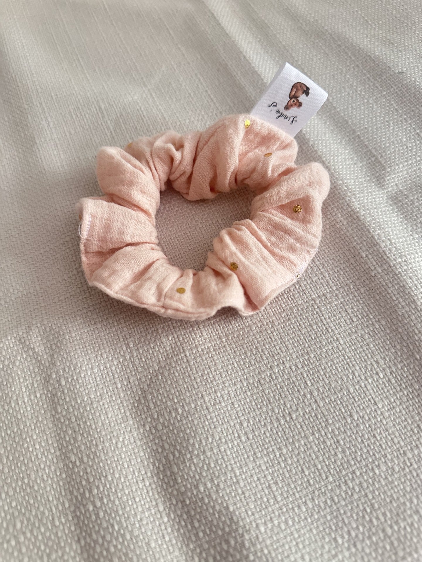 Chouchou en gaze de coton rose à pois dorée